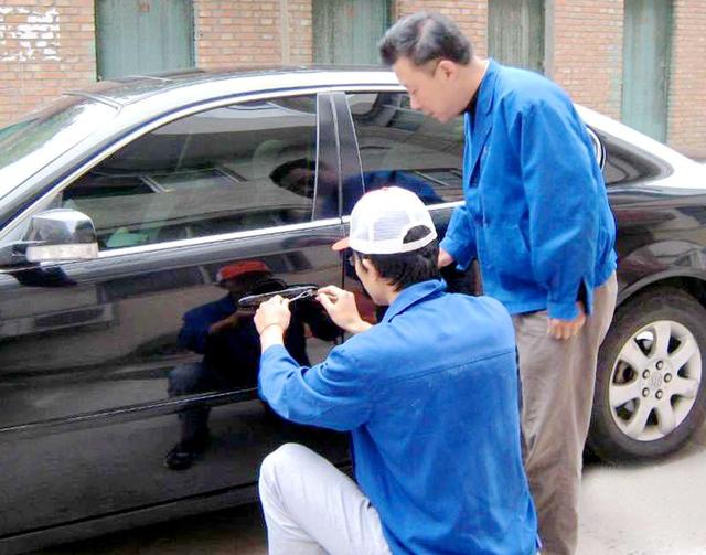 阿图什汽车钥匙丢在车里面怎么办?